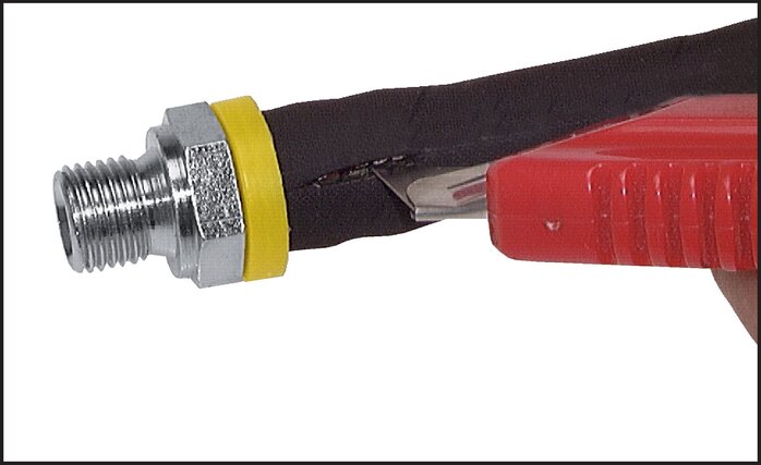 Anwendungsbeispiel: Demontage: Schlauch mit einem Messer seitlich aufschneiden, dabei die Nippelrippen nicht beschädigen - Leckagegefahr!