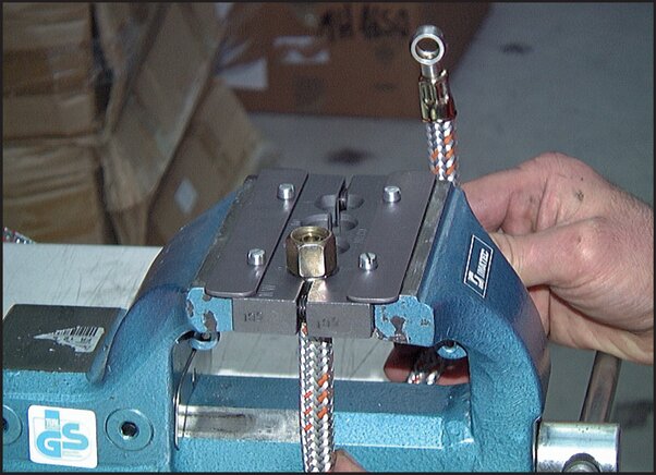 Anwendungsbeispiel: Niederdruckpresse für Silberschläuche und Kraftstoffschläuche